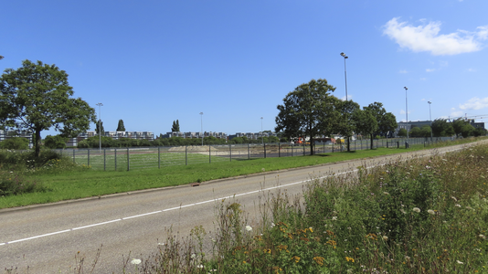 901744 Gezicht op de Atletiekbaan Amaliapark die gerenoveerd wordt, van bij de Busbaan Parkwijk in de wijk Leidsche ...